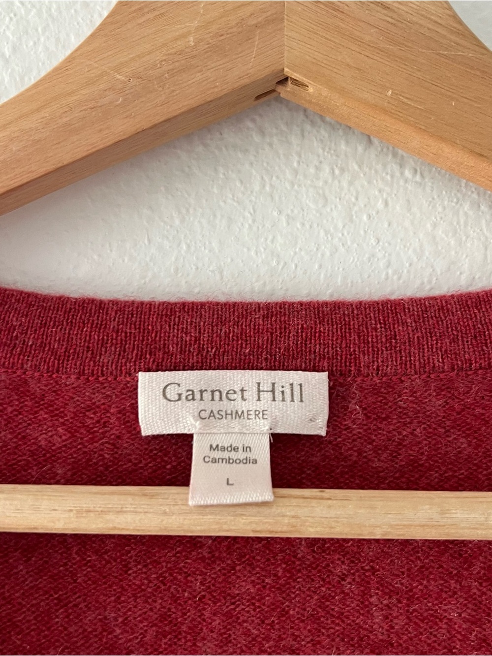 GARNET HILL | Essential Cashmere V-Neck Sweater in Brick Red | L - Picture 3 of 5